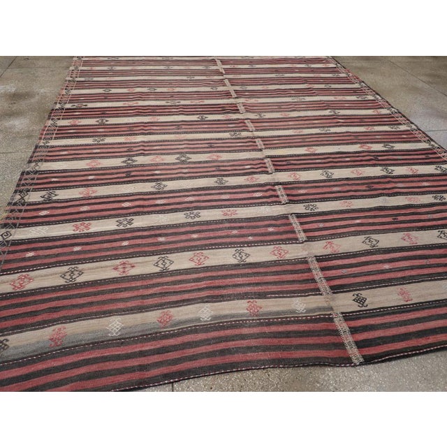 Galerie Shabab Collection Mid-20th Century Handmade Turkish Flatweave Kilim Room Size Carpet For Sale In New York - Image 6 of 8