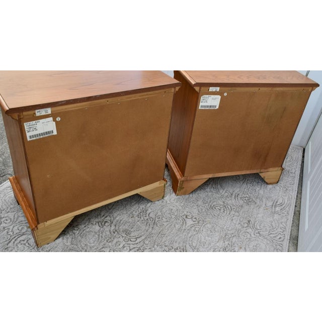 Vintage Thomasville Pair of Traditional Americana Style Oak Nightstands For Sale - Image 11 of 12
