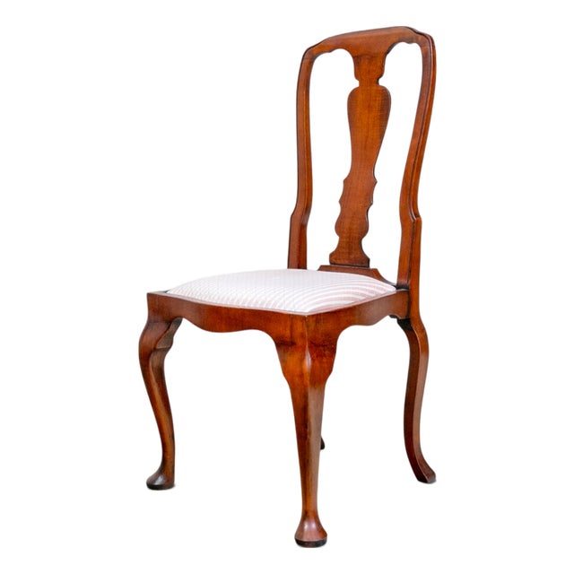 Late 20th Century Queen Anne Style Carved Mahogany Vasiform Splat Side Chair For Sale