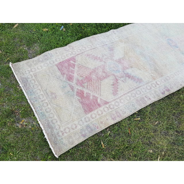 Light Pink Mid 20th Century Faded Vintage Herki Runner - Designer Carpet For Sale - Image 8 of 12