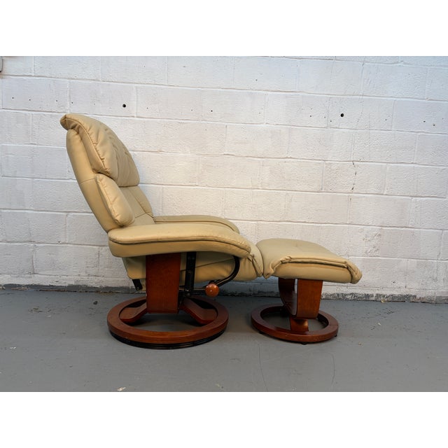 Mid-Century Modern Mid 20th Century Leather Reclining Lounge Chair & Ottoman For Sale - Image 3 of 12