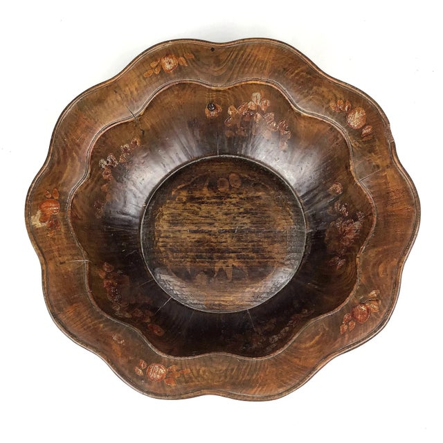 Excellent specimen of a bowl which would have been used by the high ranking officials. Gilt gold paintings are barely seen...