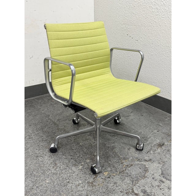 Mid-Century Modern Charles + Ray Eames for Herman Miller Eames Aluminum Group Management Chair For Sale - Image 3 of 12