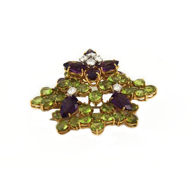 Late 20th Century 41ct Diamond Peridot & Amethyst 18k Yellow Gold Large Flower Brooch For Sale - Image 5 of 7