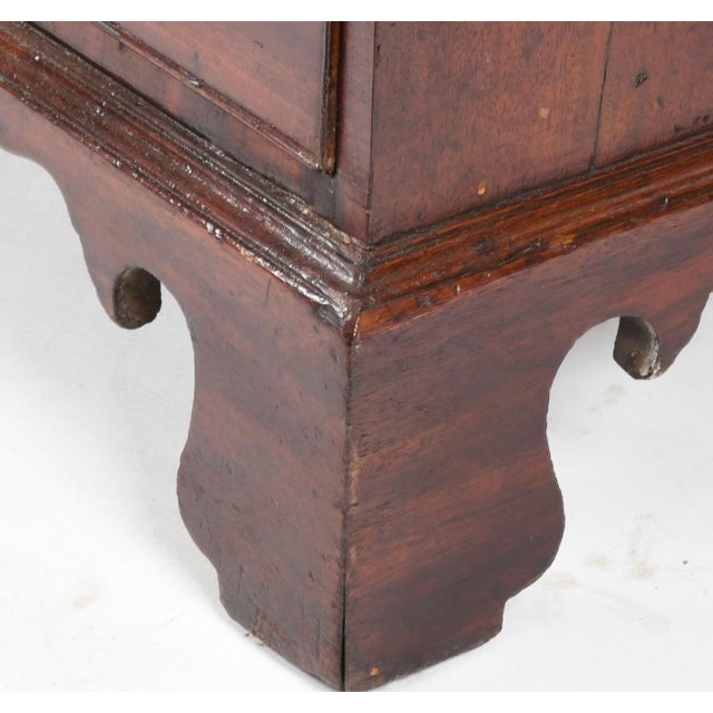 Traditional American Federal Mahogany Chest of Drawers, Circa 1800 For Sale - Image 3 of 8