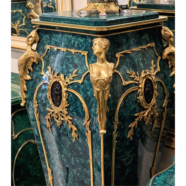2020s French Louis XV Emerald Green Pedestal With Gilded Bronze Mounts & Hand-Applied Gold Leaf For Sale - Image 5 of 5
