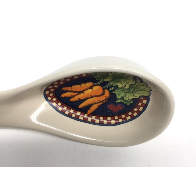 Bright And cheerful spoon holder in a smaller size. All ceramic with carrots and heart motif. Vintage design. No chips.