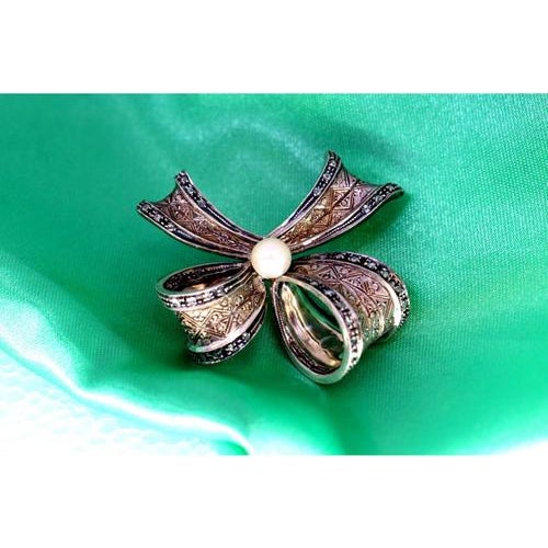 Gold and Silver Bow-Shaped Brooch with Diamond Flakes For Sale - Image 4 of 9