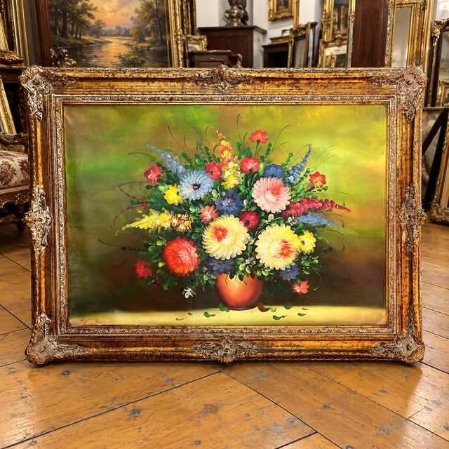 French Colorful Floral Still Life Painting – Vibrant Flower Bouquet in an Ornate Gold Leaf Frame For Sale - Image 3 of 3