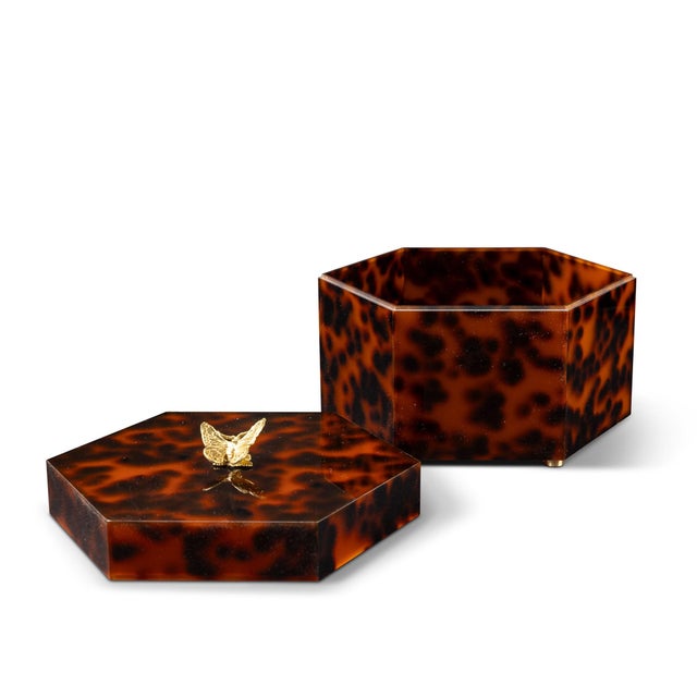 Name: Venetian Tortoise Hex Box Size: 5"H x 10"W x 8.7"D Modern, yet timeless -- the Venetian box features a solid brass...