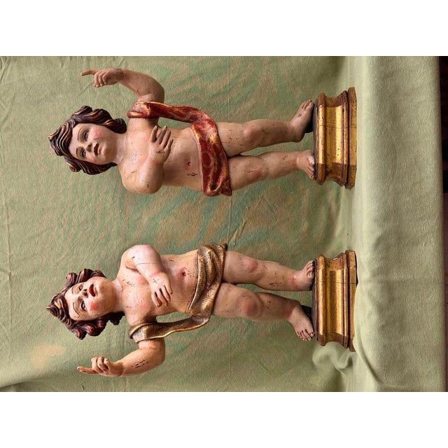 Pair of Baroque Angels in Polychrome Wood, Work of Enrique Orejudo (20th Century) A magnificent pair of angels in carved...