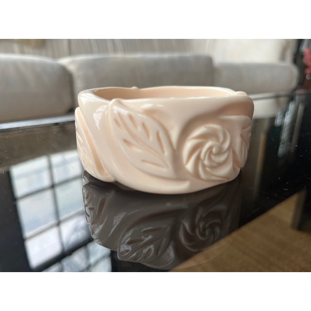 1960s Vintage Carved Ivory-tone Bakelite Style Bangle Bracelet For Sale - Image 6 of 9