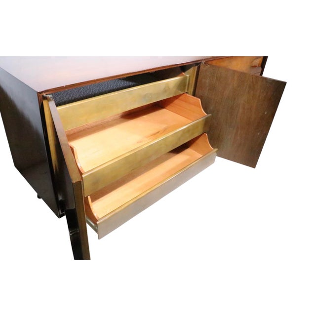 Mid Century Dresser With Burl Trim and Sculpted Legs and Drawer Pulls C 1950/60's For Sale In New York - Image 6 of 14