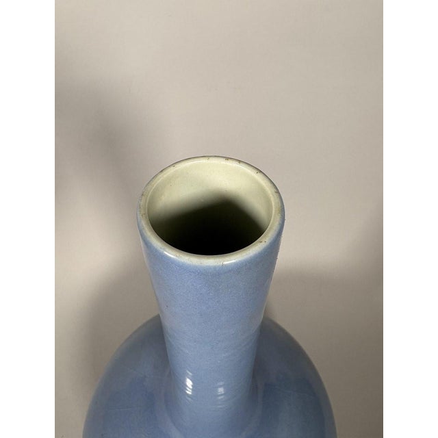 Chinese lavender porcelain vase, Qianlong period (1736-1795). For Sale - Image 4 of 6