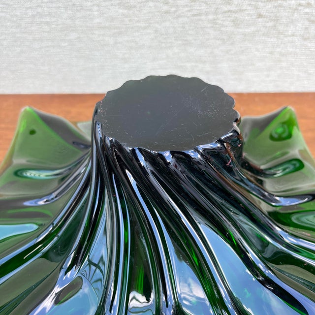 Large Mid-Century Modern Handblown Emerald Art Glass Centerpiece. Circa 1960s For Sale - Image 10 of 12