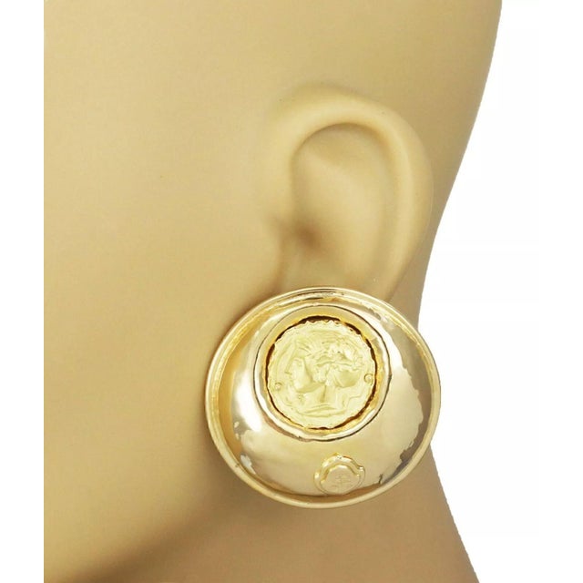 Hallmark: 750 Material: 18k yellow gold Measurement: 1.62" round x 0.50" high Inset cameo: 0.72" round Weight: 16.2 grams...