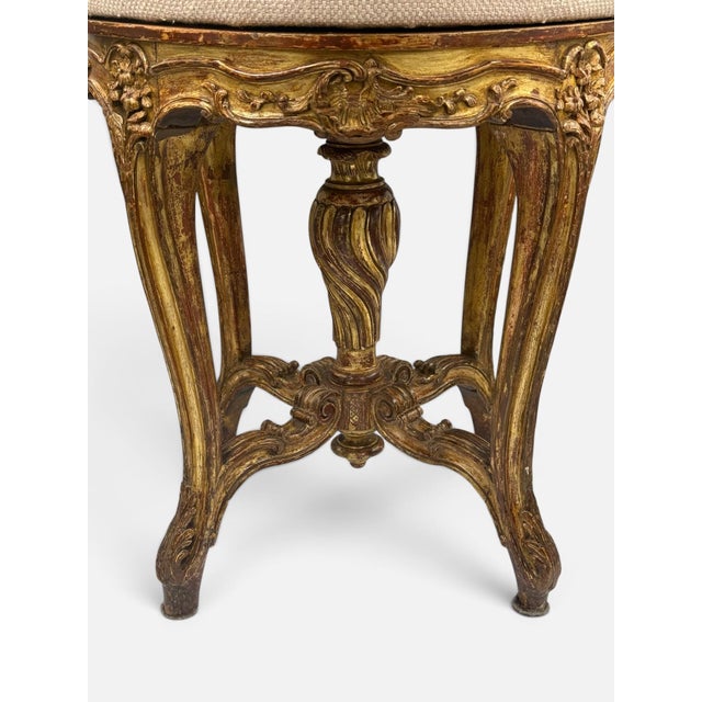 Late 19th-Century French Giltwood Piano Stool in Blush Linen For Sale - Image 4 of 7