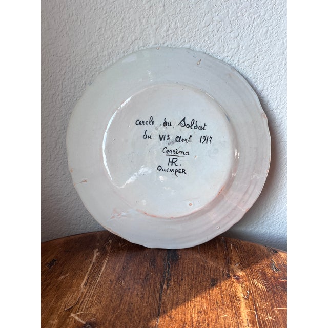 Henriot Quimper Antique 1917 Hr Quimper Assiettes Du Cercle Du Soldat/Circle of the Soldier of the 6th Arrt Faience Plate, Taisez-Vous, Mefiez-Vous/Be Quiet, Beware For Sale - Image 4 of 8