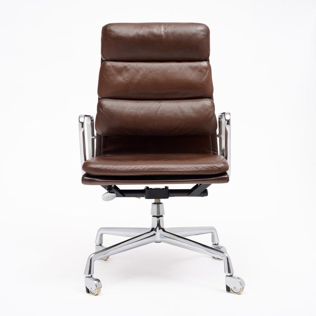 Desk chair from the mid-century modern period in France. This piece is made with a chrome structure and leather...
