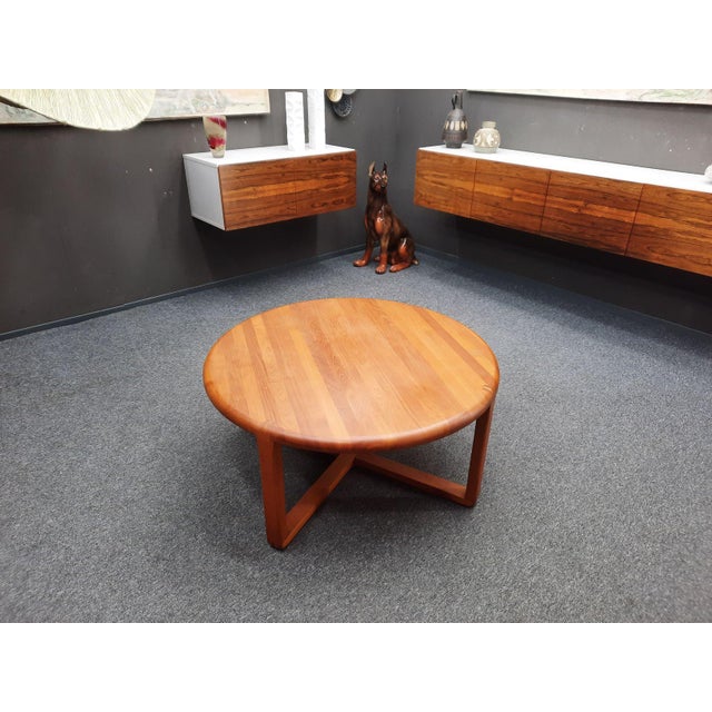 This round coffee table by Niels Bach is a magnificent piece. Made of solid teak, its 110cm diameter provides ample space...