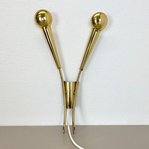 Brass theatre wall light sconce Origin: Italy Age: 1950s This modernist light was produced in Italy in the 1950s in Italy....