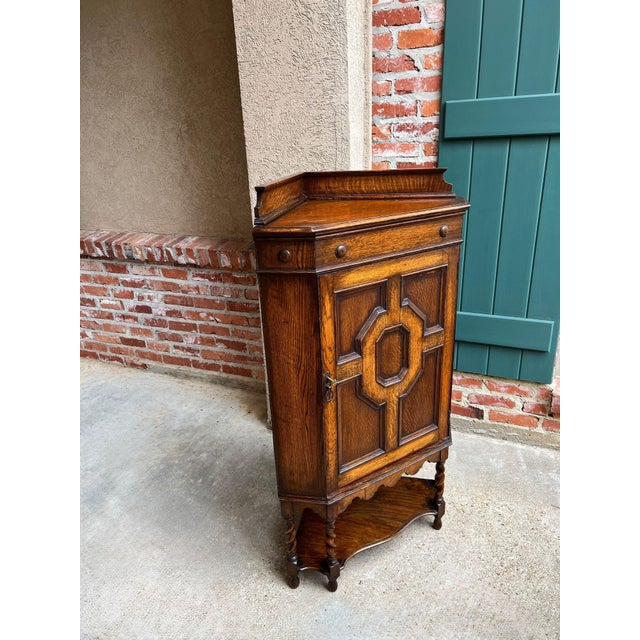 1920s Antique English Tiger Oak Corner Cabinet Barley Twist Jacobean Arts & Crafts For Sale - Image 5 of 18