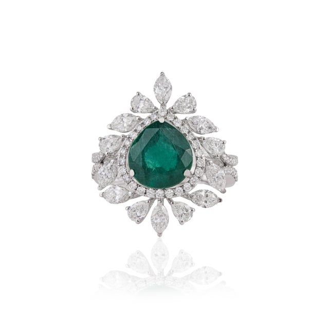 VR Jewels Luxury 2.24Ct Natural Emerald & 1.91Ct Diamond Halo Cocktail Ring Size 6.5 in 18k Gold For Sale - Image 4 of 16