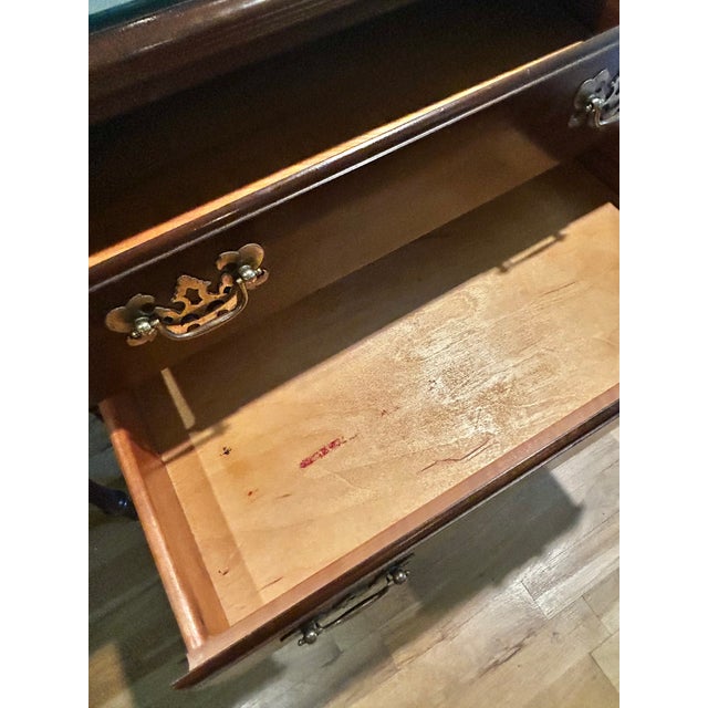 1980’s Ethan Allen Georgian Court Mahogany Nightstands With Glass Tops & Brass Hardware - A Pair For Sale - Image 13 of 18