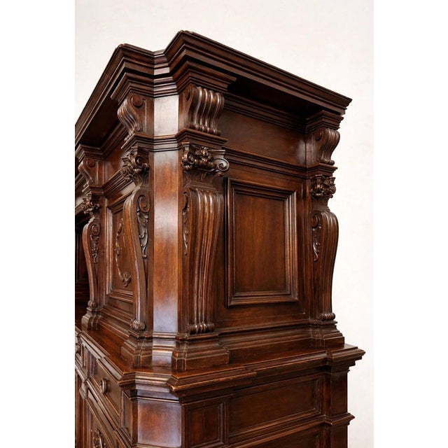Renaissance-style notary's cabinet in solid walnut – 19th century An imposing Renaissance-style notary's cabinet, crafted...