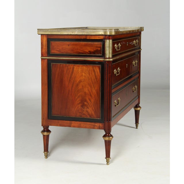 Brown Louis XVI Chest of Drawers, 1785 For Sale - Image 8 of 12