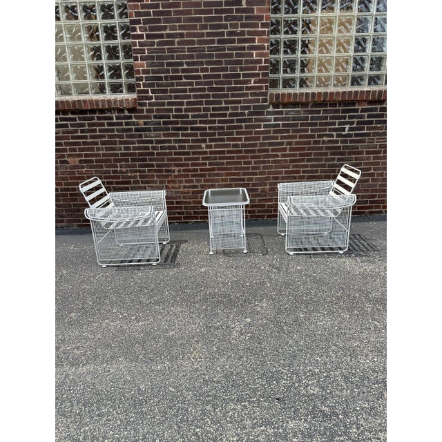 1950s Russell Woodard Mesh Steel Patio Table & 2 Chairs For Sale - Image 5 of 8