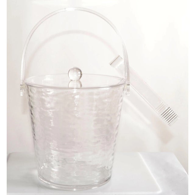 1980s Vintage Grainware Transparent Lucite Clear Acrylic Ice Bucket Lid Tongs For Sale - Image 12 of 12