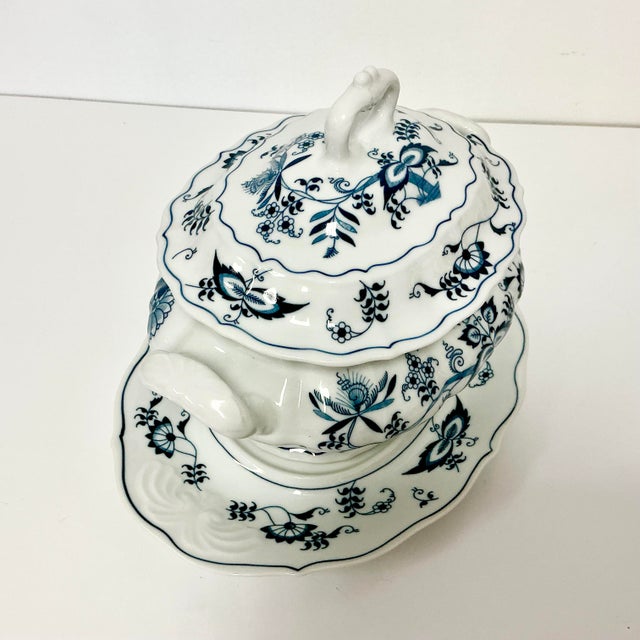 1970s Vintage Japanese Chinoiserie Meissen Blue Danube Soup Tureen & Underplate For Sale - Image 6 of 16