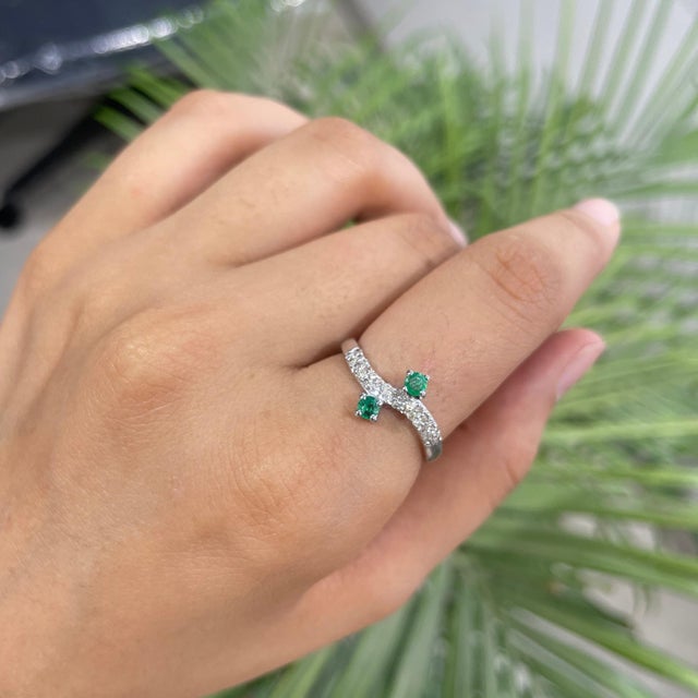 Carat&Her Modernist Natural Emerald & Diamond Toi Et Moi Swirl Ring, Size 8 For Sale - Image 4 of 12