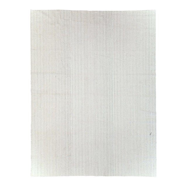 Galerie Shabab Collection Mid-20th Century Handmade Turkish Flatweave Kilim Room Size Carpet in White For Sale