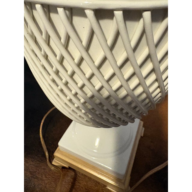 English Vintage Frederick Cooper Ivory Lattice Porcelain Urn Shaped Lamps With Soft Gold Pineapple Leaf Decoration - Pair For Sale - Image 3 of 7