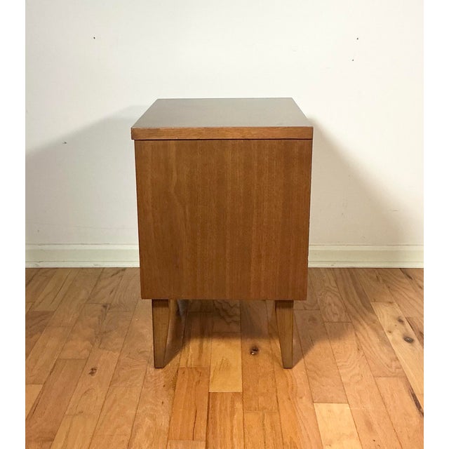 Bassett Furniture Mid 20th Century Modern Walnut Bassett Nightstand Brass + Black 2 Drawer For Sale - Image 4 of 12