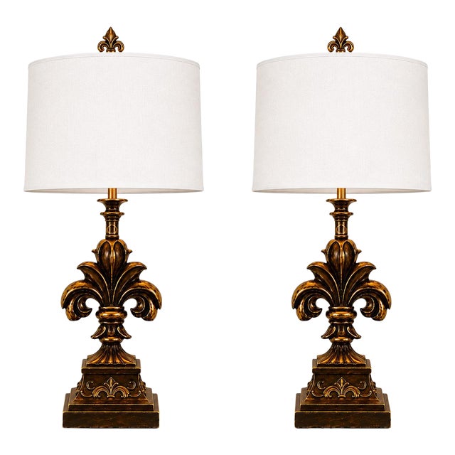 Late 20th Century Pair of French Provincial Gilded Fleur-De-Lis Lamps With Tailored White Linen Shades For Sale