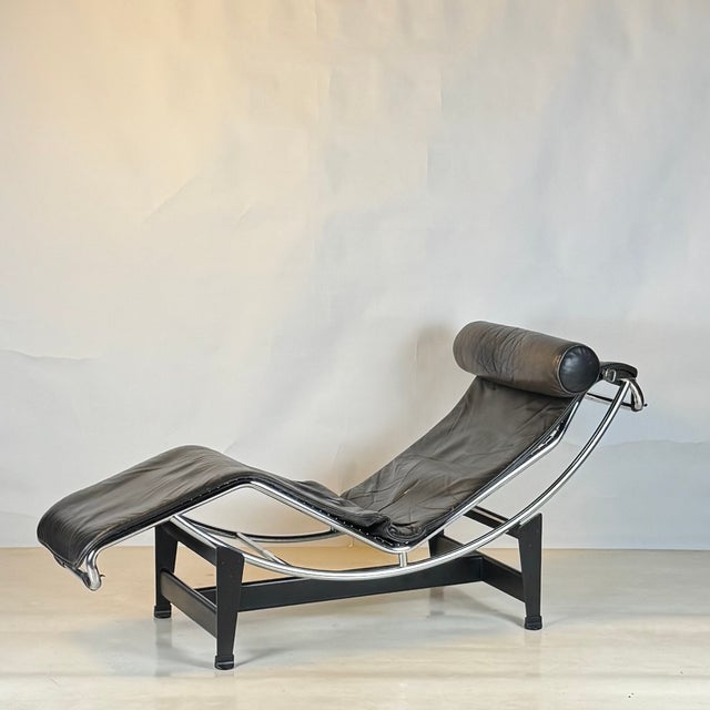 Original LC4 Lounge Chair by Le Corbusier and Charlotte Perriand for Cassina. Tubular chrome frame, black base, adjustable...