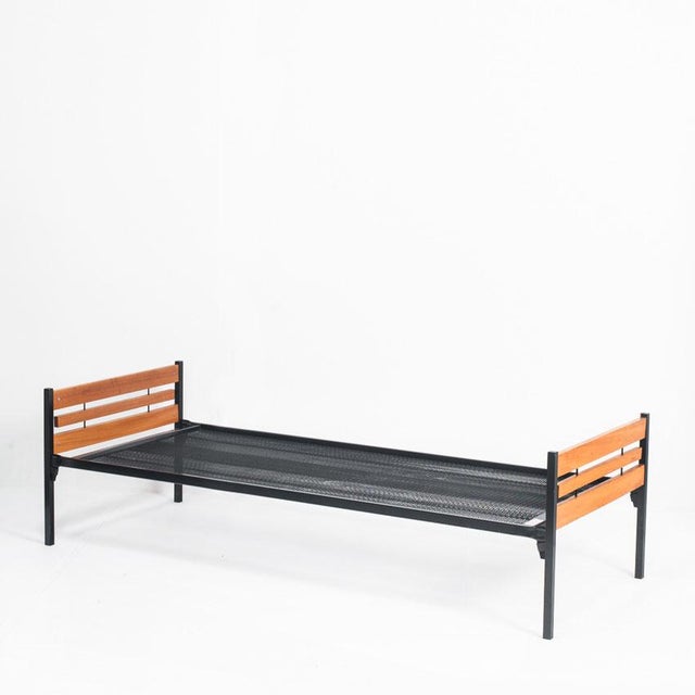 Bed designed for a 190 x 80 cm mattress (it can also accommodate a 90 cm-wide mattress, with the difference in size being...