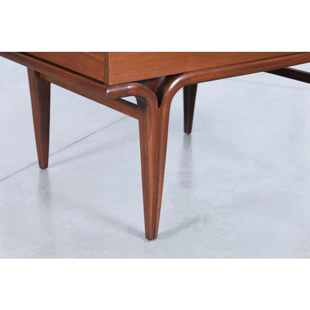 Mid-Century Modern Sculptural Walnut Nightstands / Side Tables, 1960s For Sale - Image 9 of 12