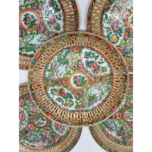 Mid 19th Century Set of Eight Chinese Export Reticulated Rose Medallion Plates, 19th Century For Sale - Image 5 of 10