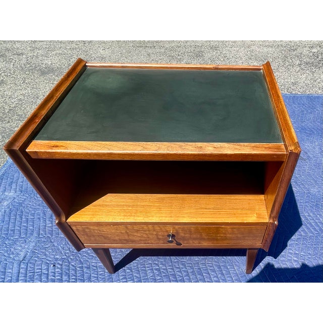 Mid 20th Century American of Martinsville Walnut Nightstands/End Tables MCM, Pair For Sale - Image 11 of 18