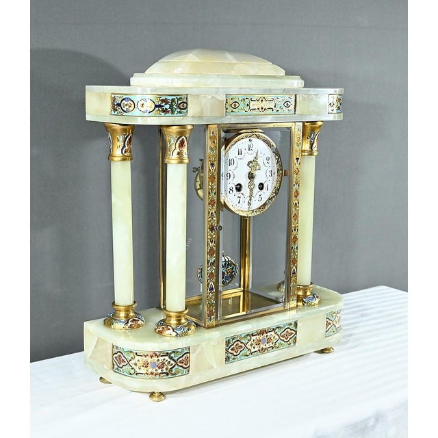 Napoleon III Clock with Columns in Onyx and Enamels, 19th Century, in Good conditions. Designed before 1890