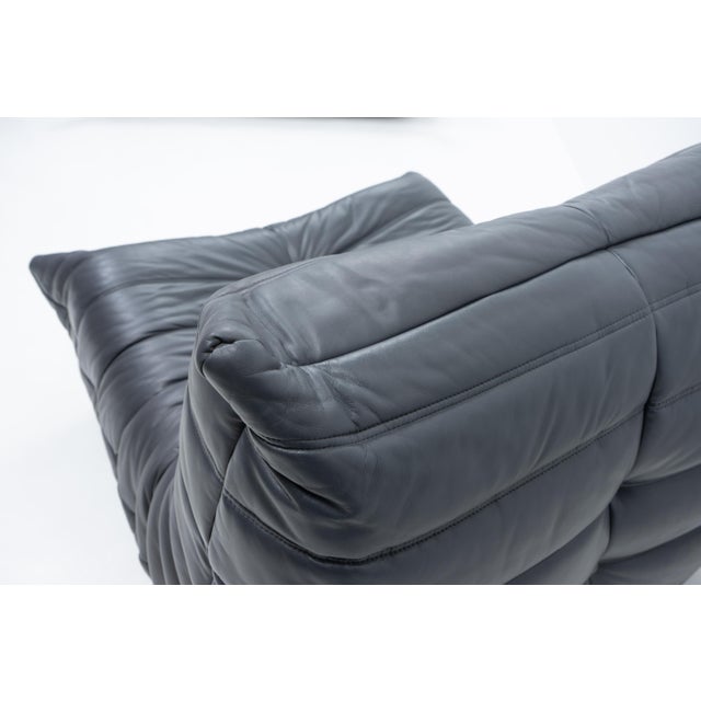 Togo Set in Grey Leather by Michel Ducaroy for Ligne Roset, 1990s, Set of 2 For Sale - Image 11 of 15