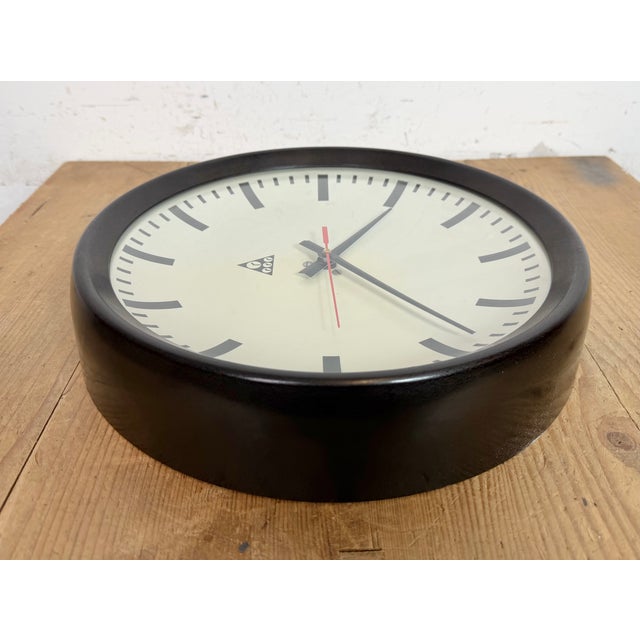 Industrial Brown Bakelite Factory Wall Clock from Pragotron, 1960s For Sale - Image 14 of 17