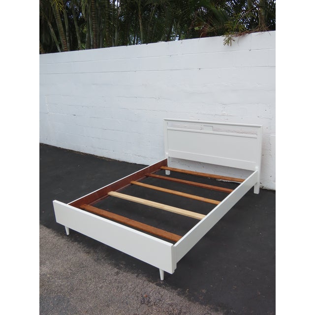 White Mid Century Modern Painted White Full Size Bed 6574 For Sale - Image 8 of 12