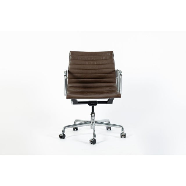 This authentic Eames for Herman Miller Aluminum Group Thin Pad office chair was manufactured in 2008 as part of the 50...