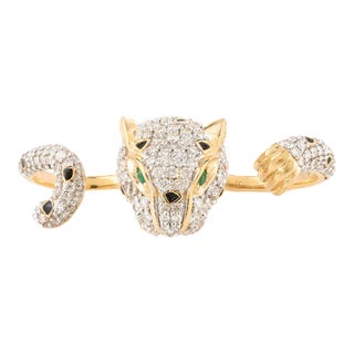 Contemporary 2.06ct Cluster Diamond & Emerald Panther Two Finger Ring in 18k Solid Gold For Sale