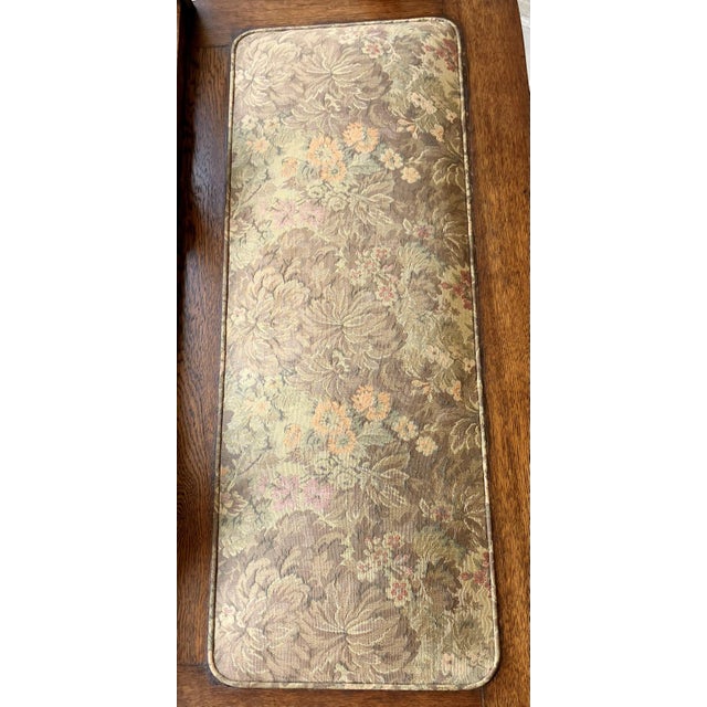 Wood Early 20th-Century American Colonial Revival Quartersawn Oak Double Vasiform Back Splat Settee For Sale - Image 7 of 12